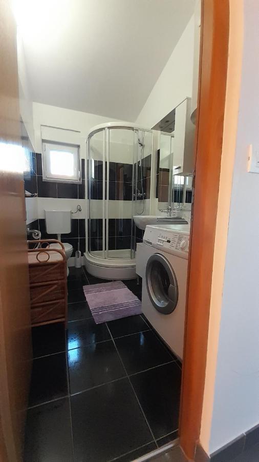 Apartmani Ivankovic Karlobag Exterior photo