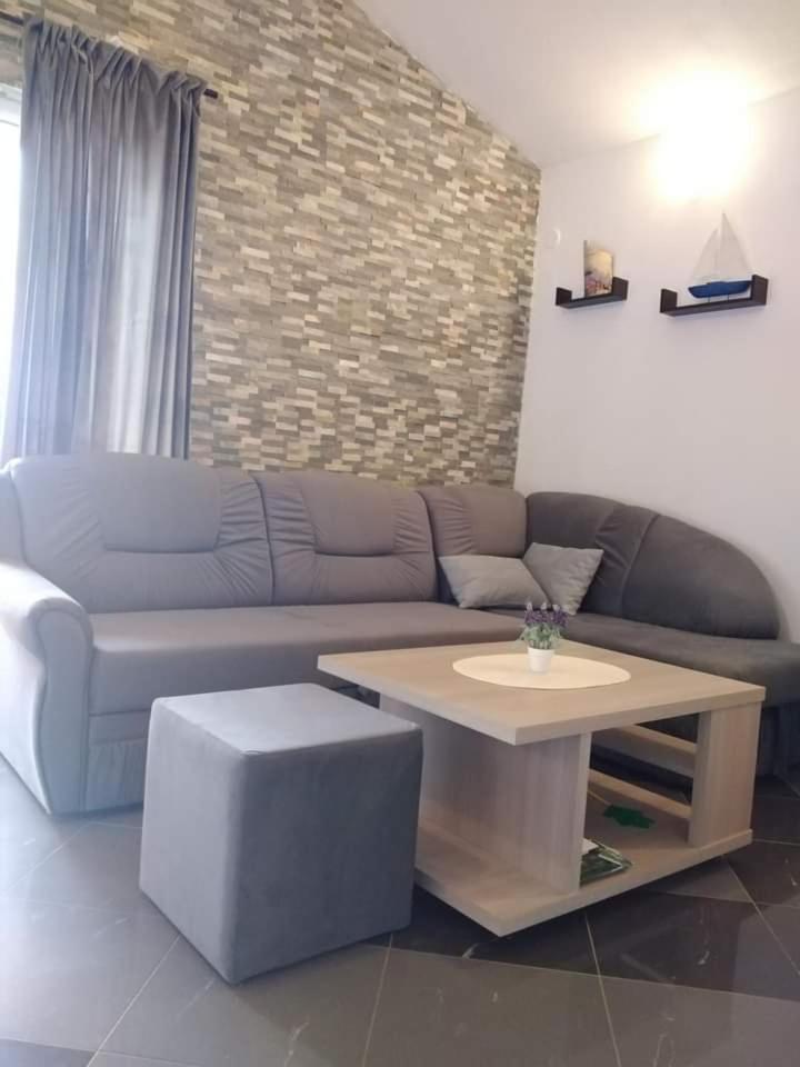 Apartmani Ivankovic Karlobag Room photo
